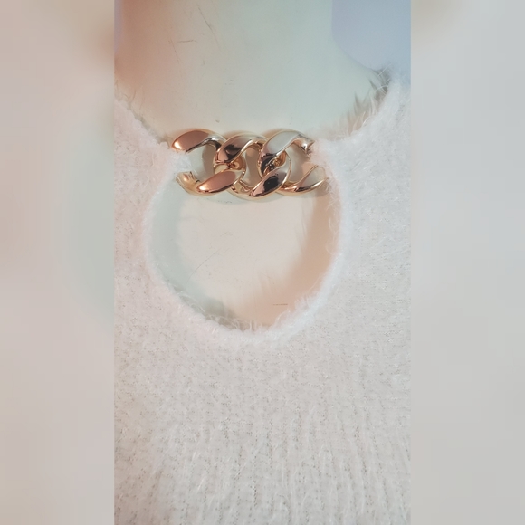 NWOT White cold shoulder gold chain fluffy sweater - Picture 4 of 7